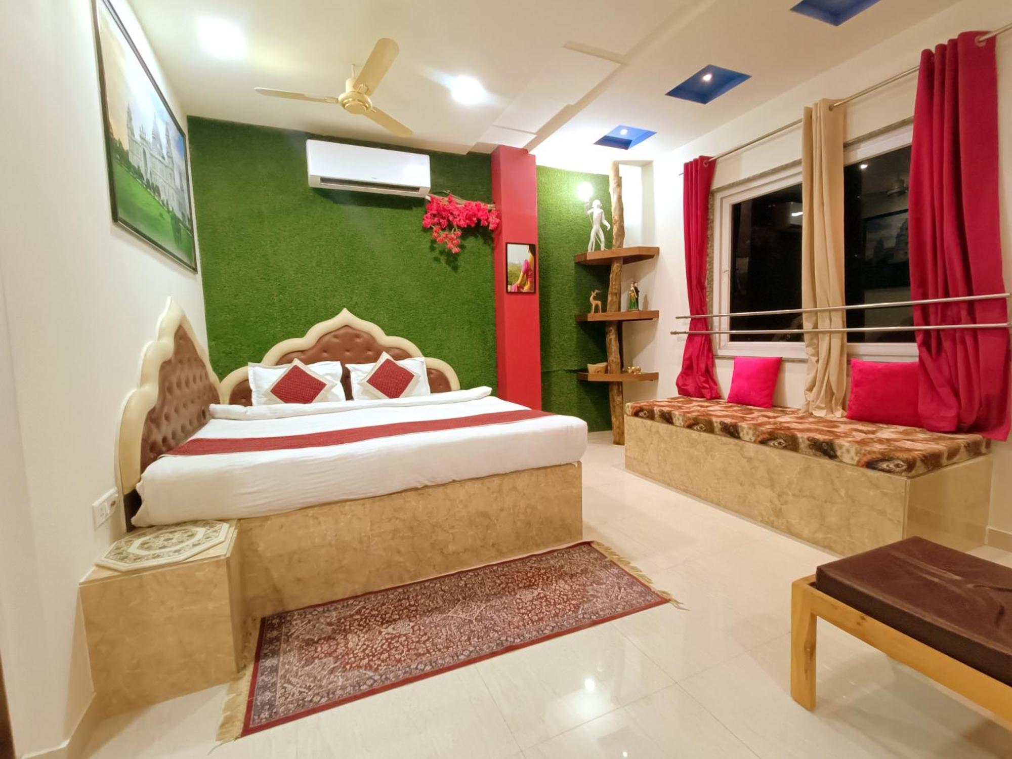 The Hideout - Near Taj