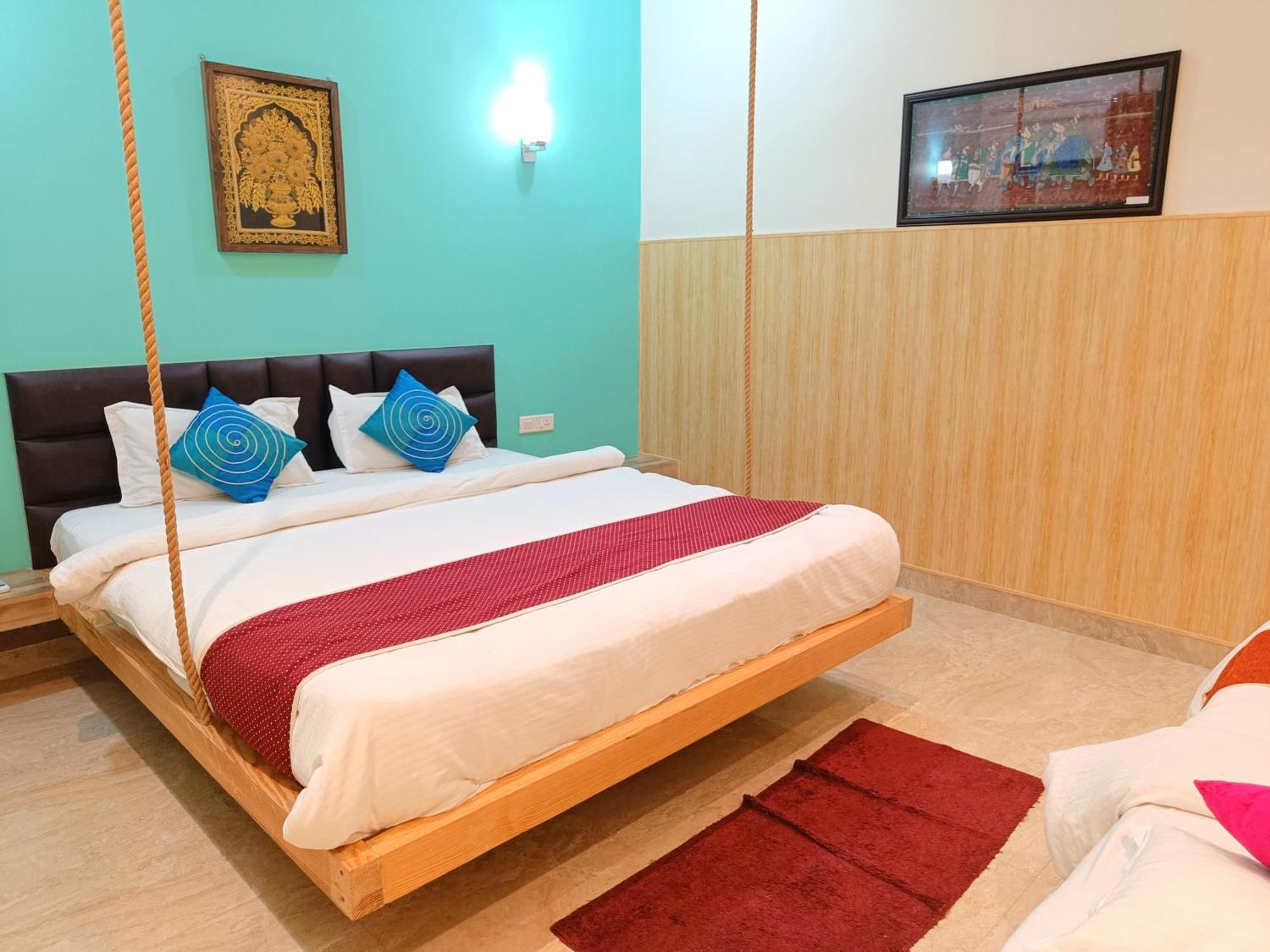 The Hideout - Near Taj Homestay